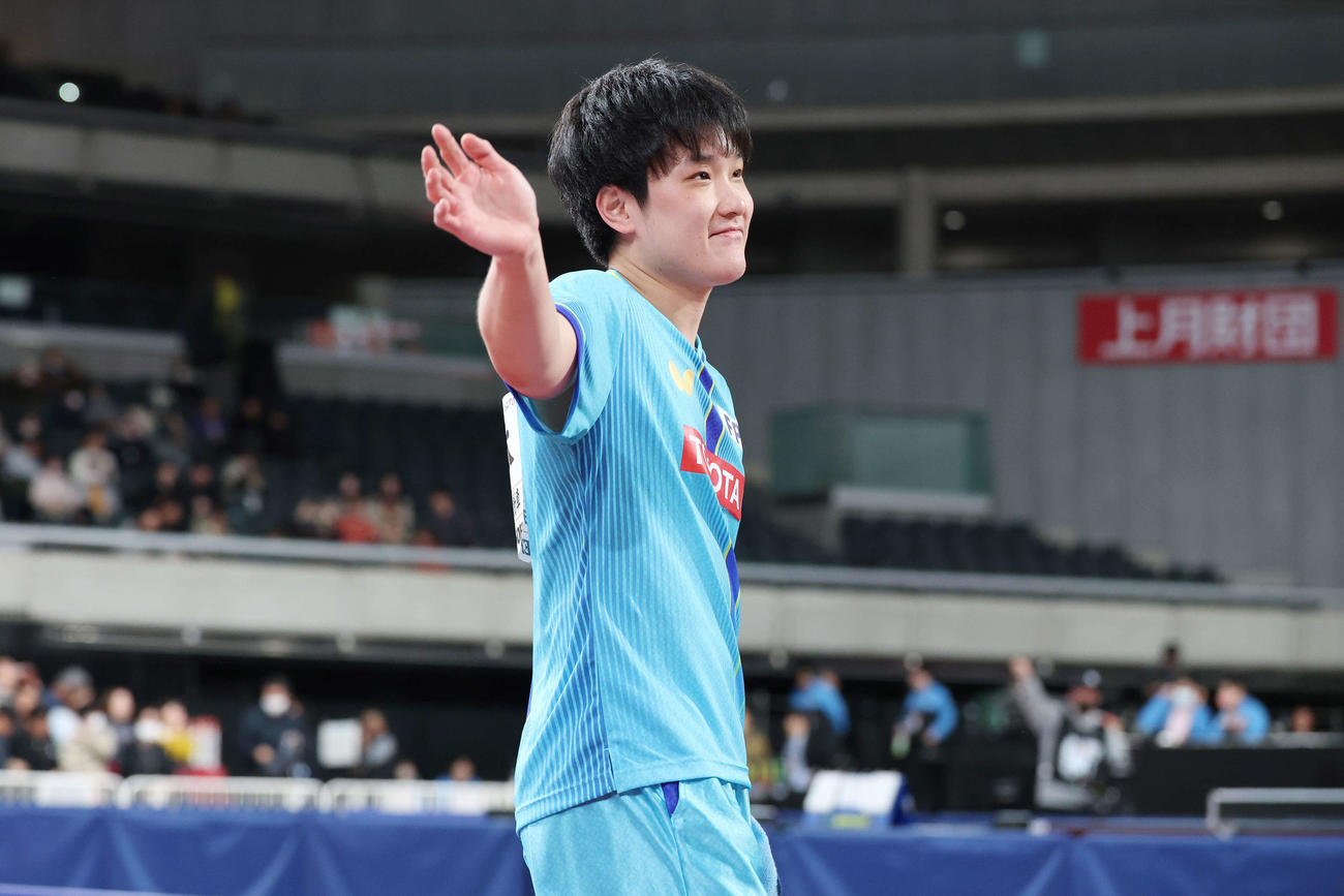 準決勝進出を決めファンに手を振る張本（撮影・宮地輝）
