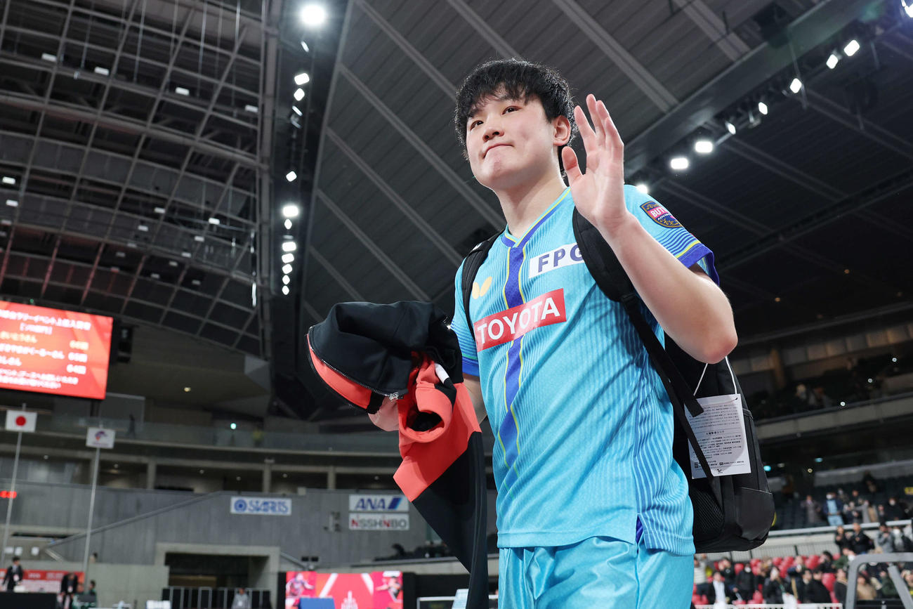 準決勝進出を決めファンに手を振る張本（撮影・宮地輝）