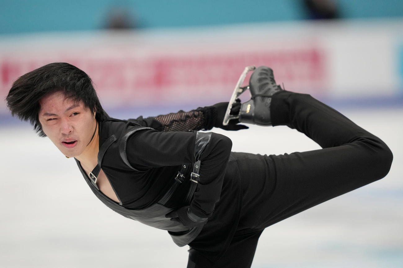 4大陸選手権の男子ショートプログラムで首位発進した三浦佳生（AP）