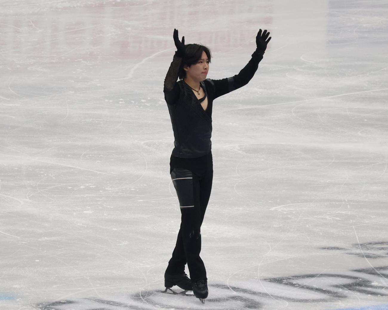 4大陸選手権の男子SPを終えて手を振る三浦（撮影・勝部晃多）