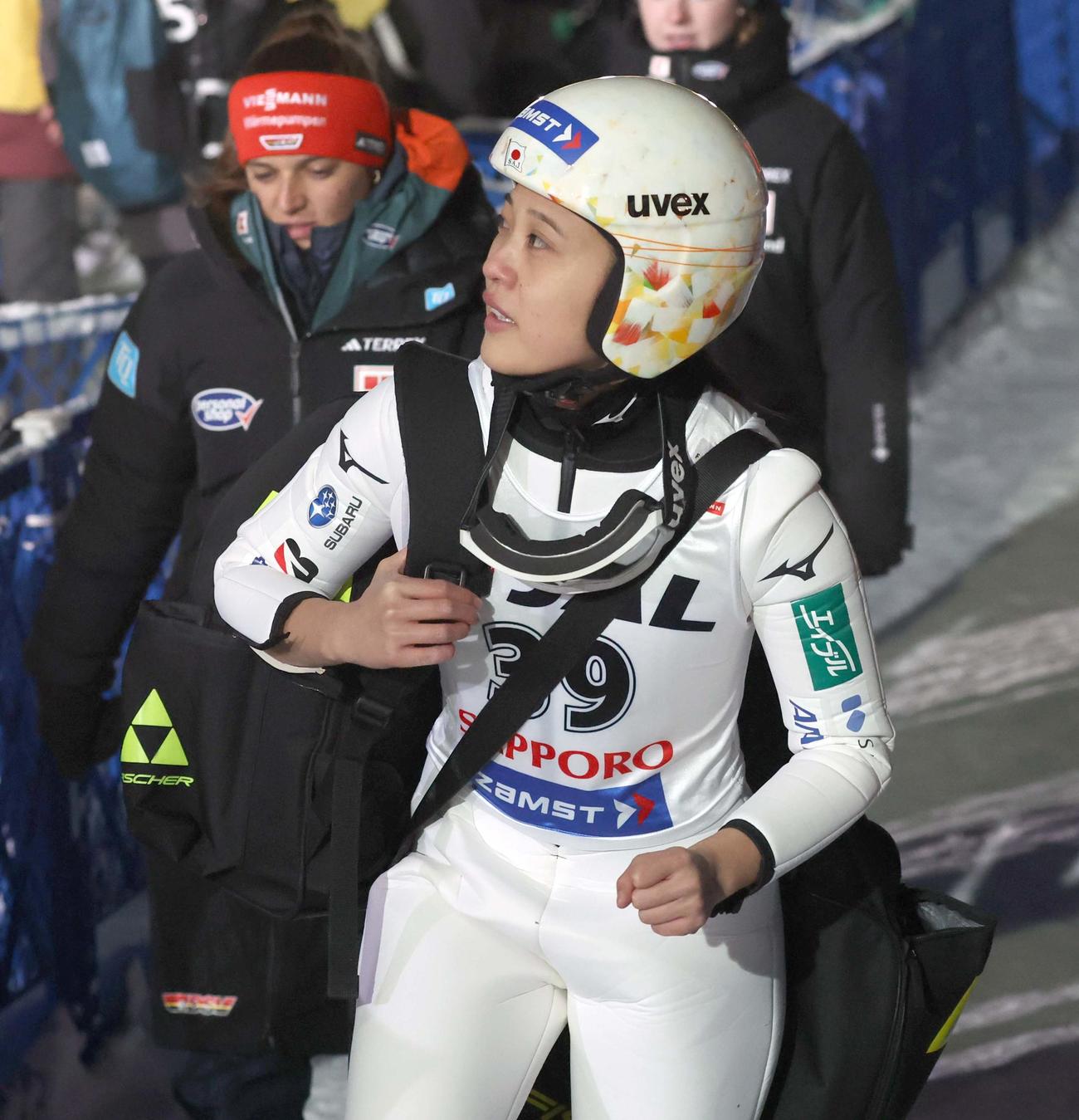 ジャンプ女子W杯札幌大会　4位で表彰台を逃し引き揚げる丸山（撮影・黒川智章）
