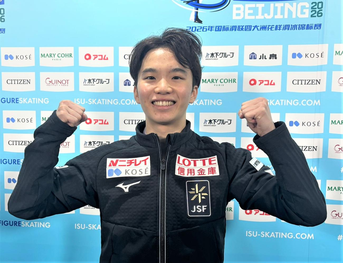 4大陸選手権男子SPの取材後に笑顔を見せる友野（撮影・勝部晃多）