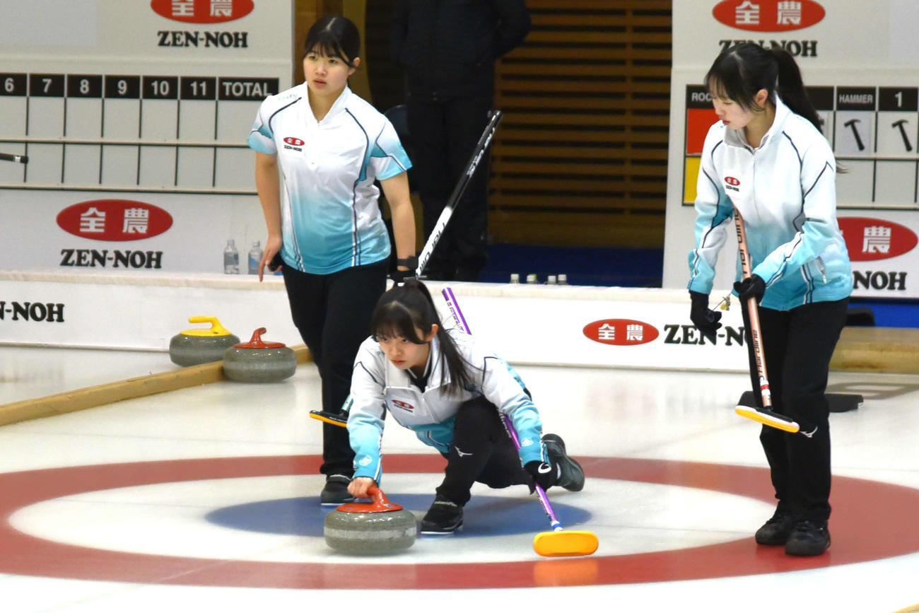 正確なショットと指示で準決勝進出の原動力となった女子北海道選抜の田中萌珈（中央）
