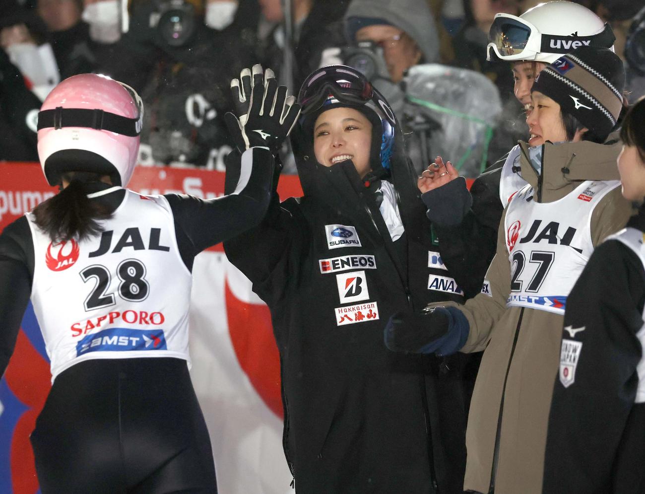 ジャンプ女子W杯札幌大会　2回目、勢藤（左）とハイタッチする高梨（撮影・黒川智章）