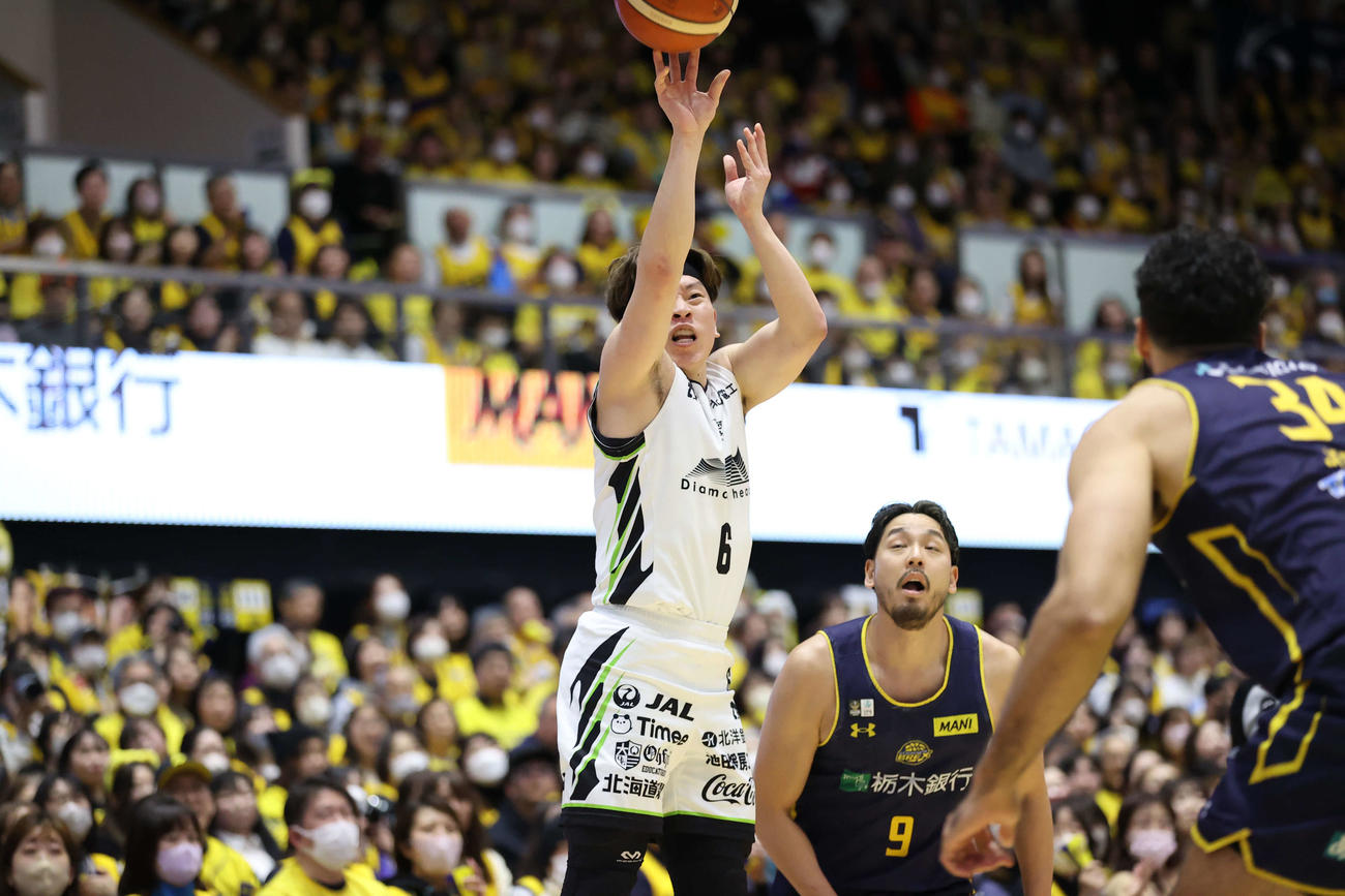 シュートを打つレバンガ北海道の菊地（C）B.LEAGUE