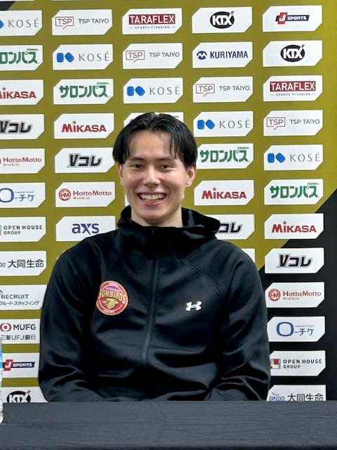 記者会見で質問に答えるサントリー高橋藍