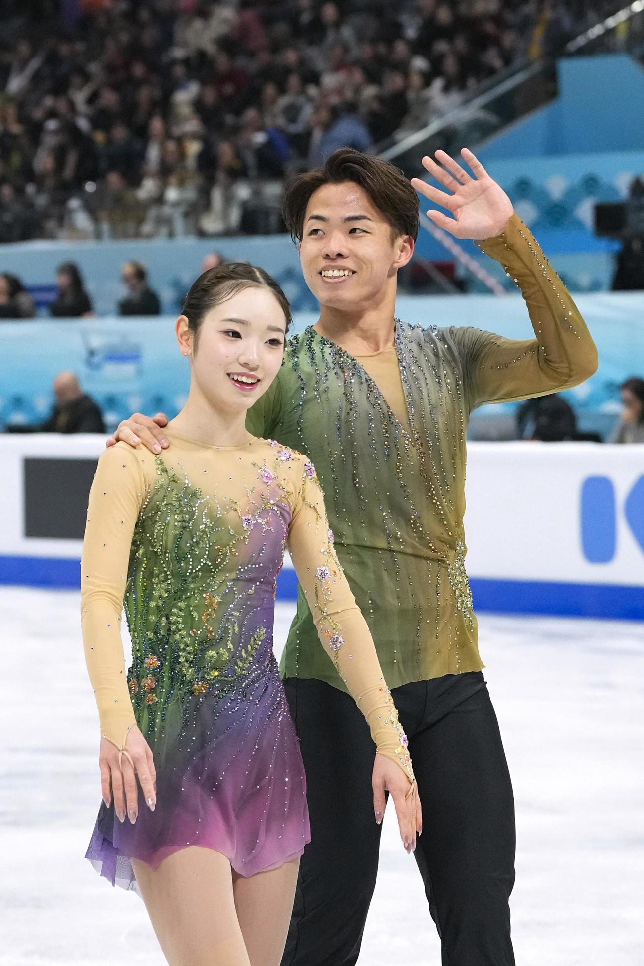 ペア・フリーの演技を終え、歓声に応える長岡柚奈（左）、森口澄士組（共同）