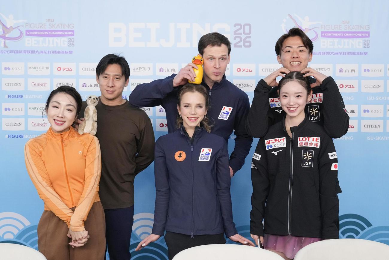 記者会見で撮影に応じる（左から）ペアで2位の隋文静、韓聡組、優勝のアリサ・エフィモワ、ミーシャ・ミトロファノフ組、3位の長岡柚奈、森口澄士組（共同）
