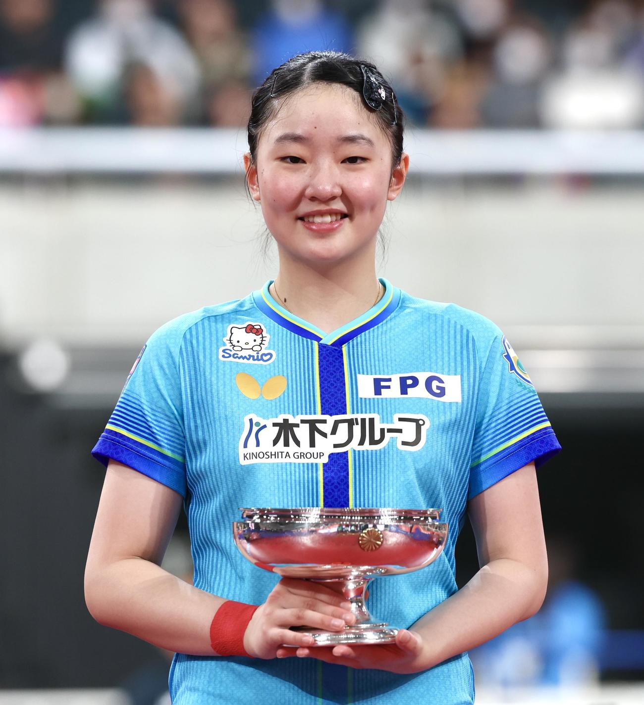 全日本選手権を初優勝し皇后杯を手に笑顔の張本（撮影・宮地輝）