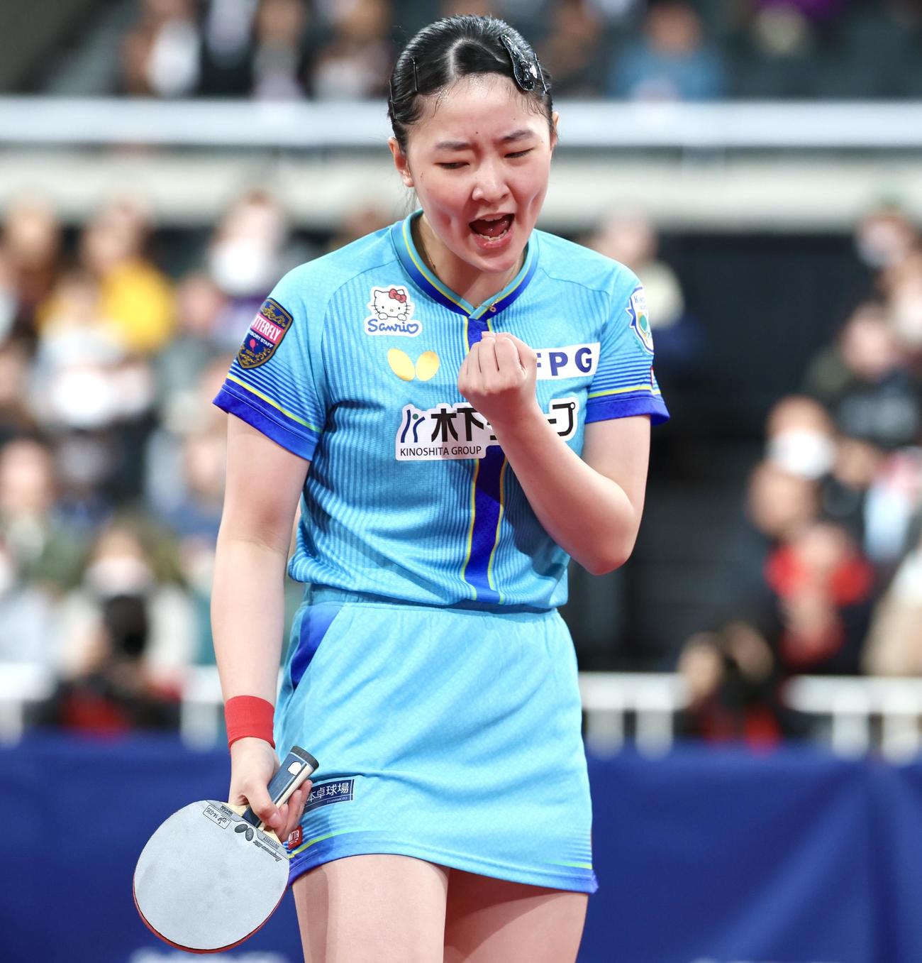 女子シングルス準決勝でポイントを奪い雄たけびを上げる張本（撮影・宮地輝）
