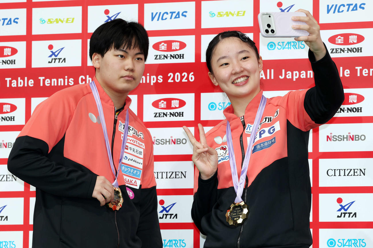 全日本選手権を制し自撮りする松島（左）と張本（撮影・宮地輝）
