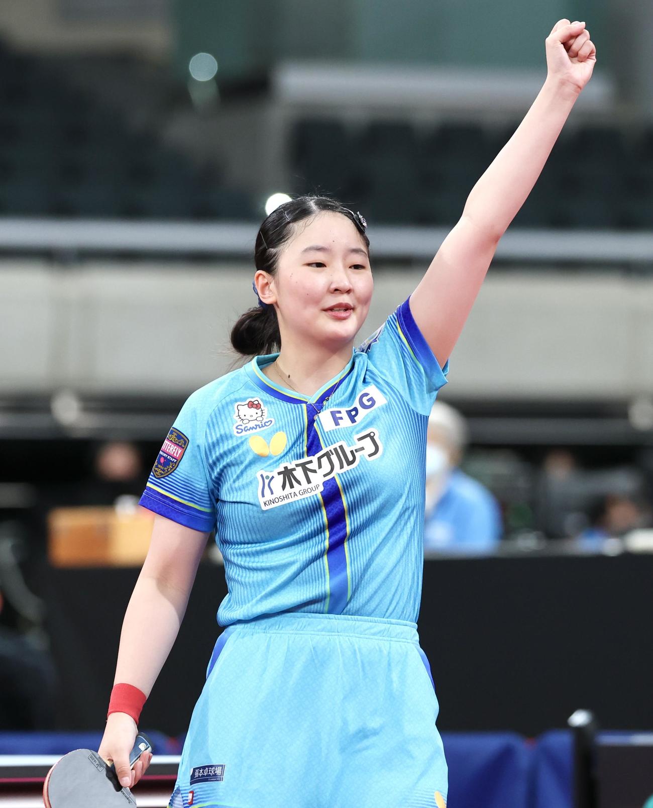 女子シングルス決勝進出を決めガッツポーズする張本（撮影・宮地輝）