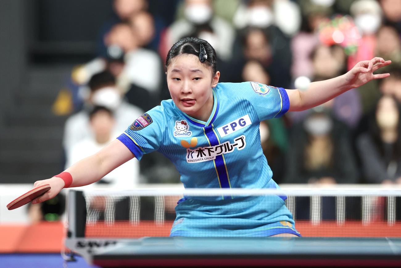 女子シングルス決勝で打ち返す張本（撮影・宮地輝）
