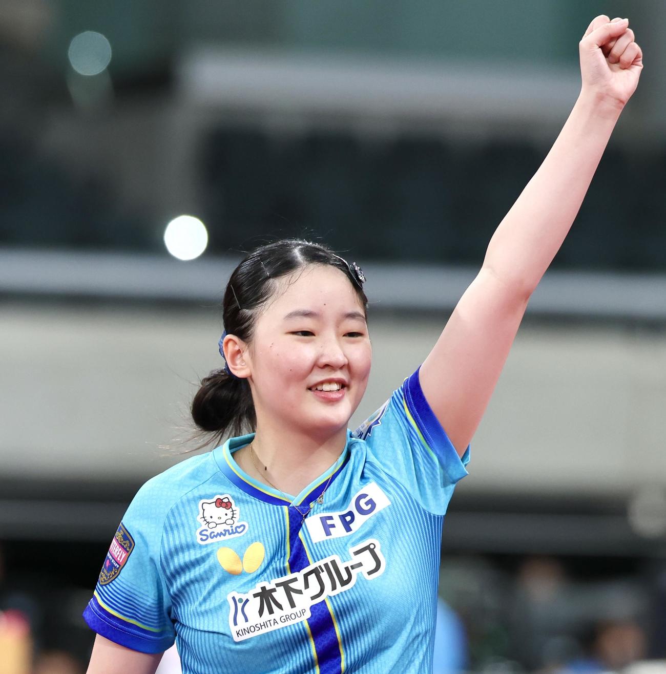女子シングルス決勝進出を決めガッツポーズする張本（撮影・宮地輝）