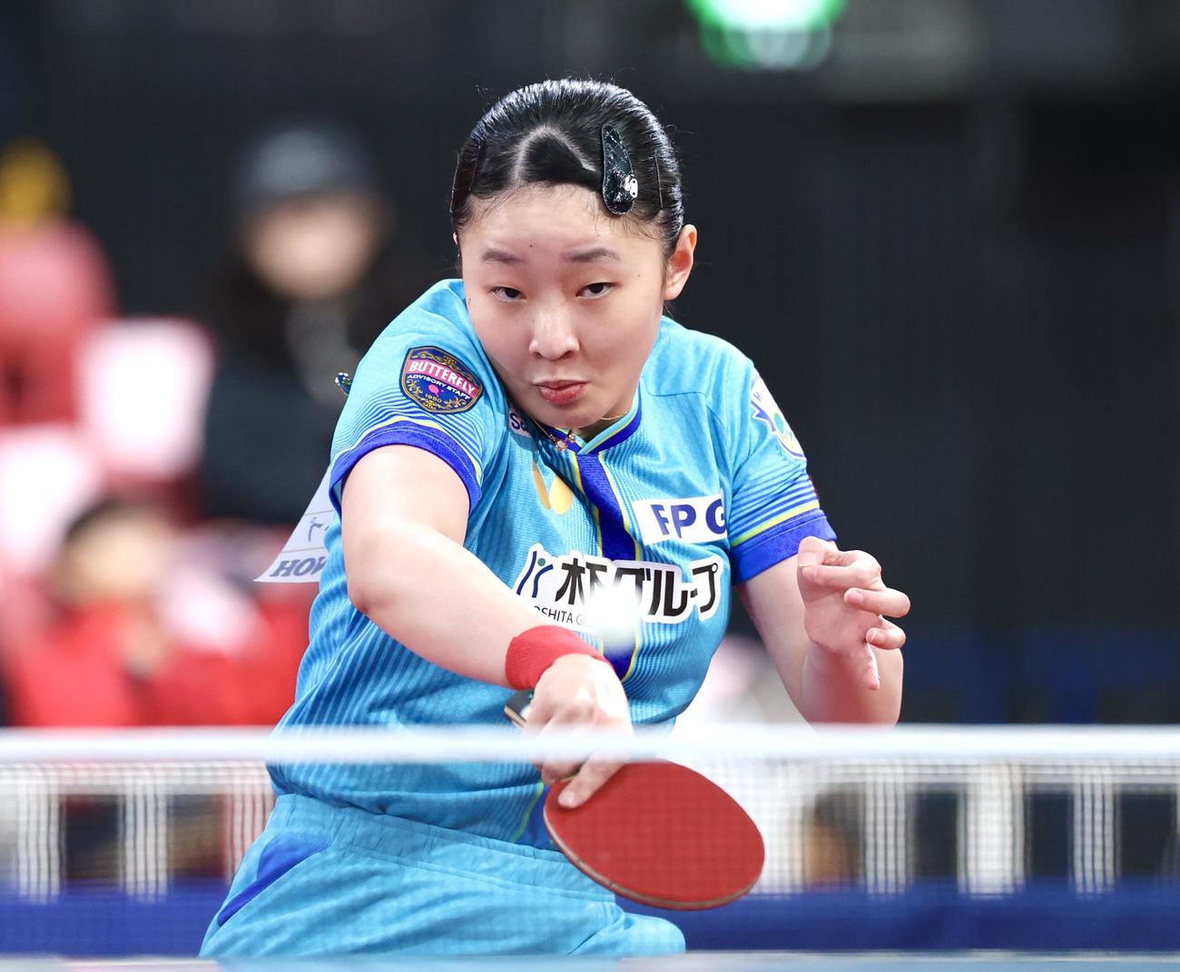 女子シングルス準決勝で打ち返す張本（撮影・宮地輝）