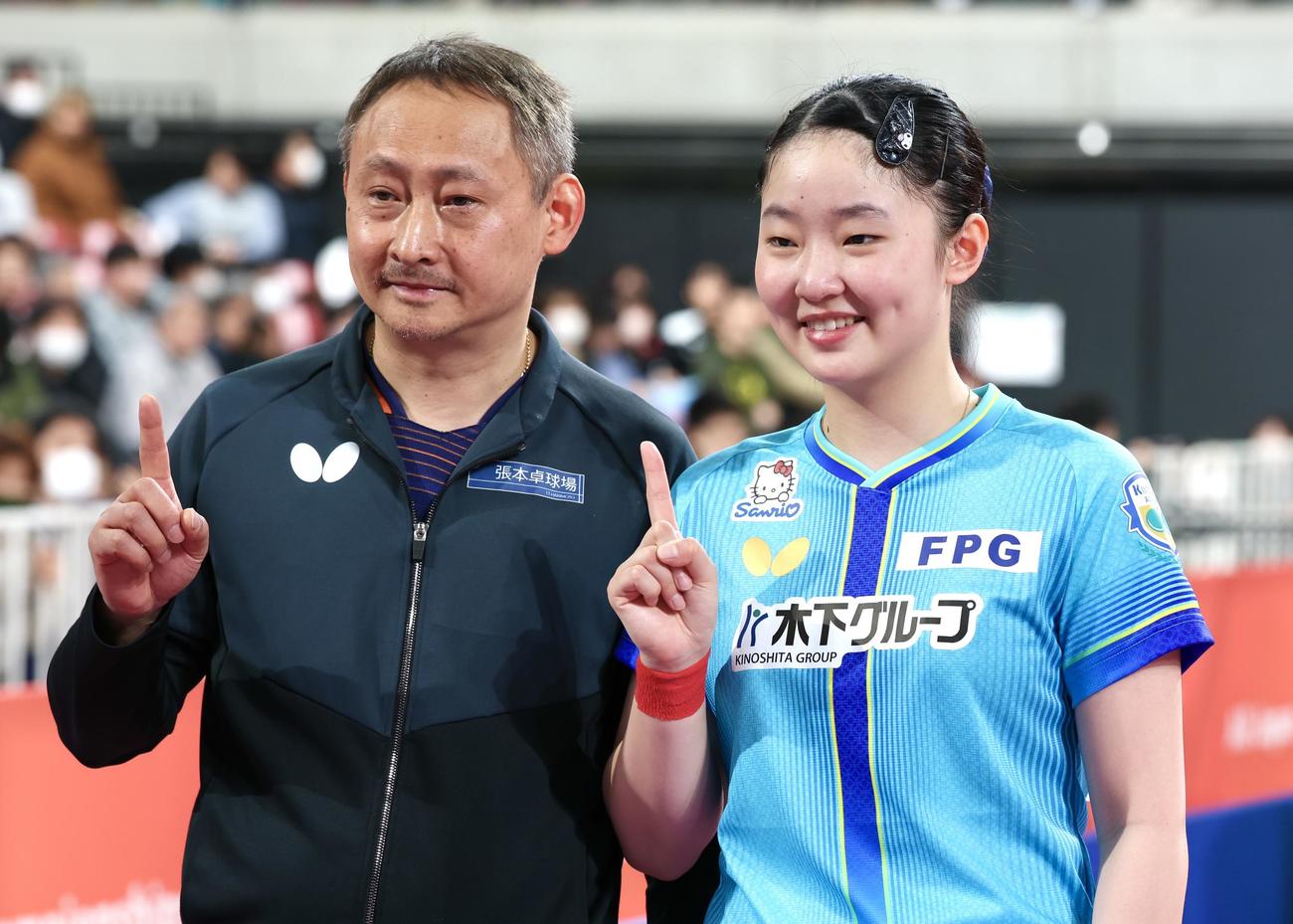 全日本選手権を初優勝し父宇コーチ（左）と笑顔でポーズをとる張本美和（撮影・宮地輝）