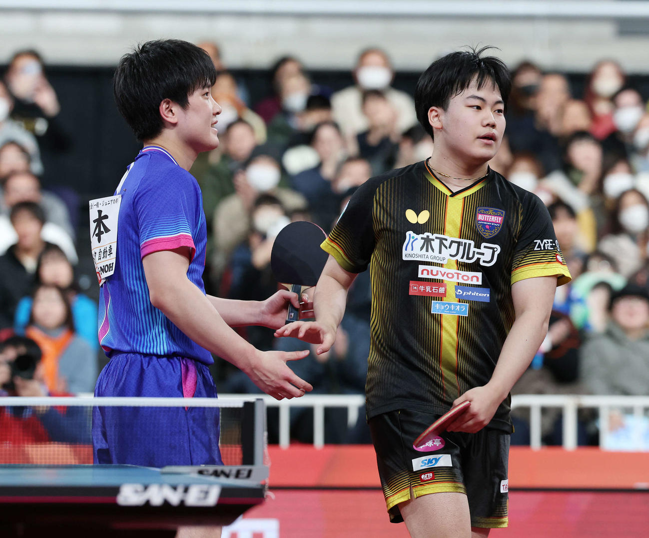 男子シングルス準決勝で松島（右）に敗れた張本（撮影・宮地輝）