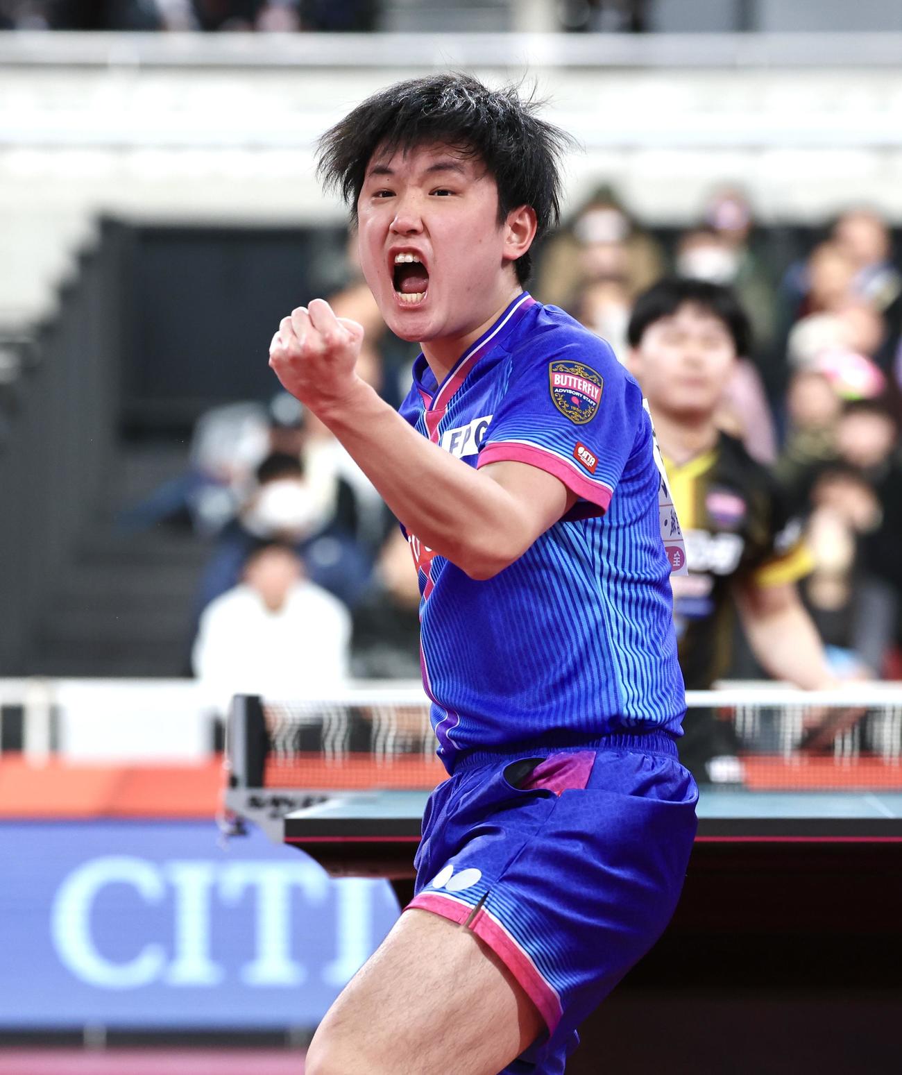 男子シングルス準決勝でセットを奪い雄たけびを上げる張本（撮影・宮地輝）
