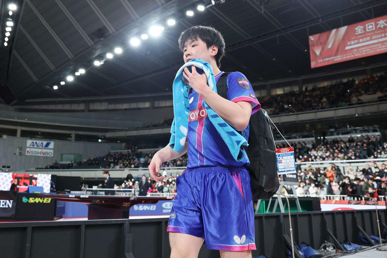 男子シングルス準決勝で敗れ会場を後にする張本（撮影・宮地輝）