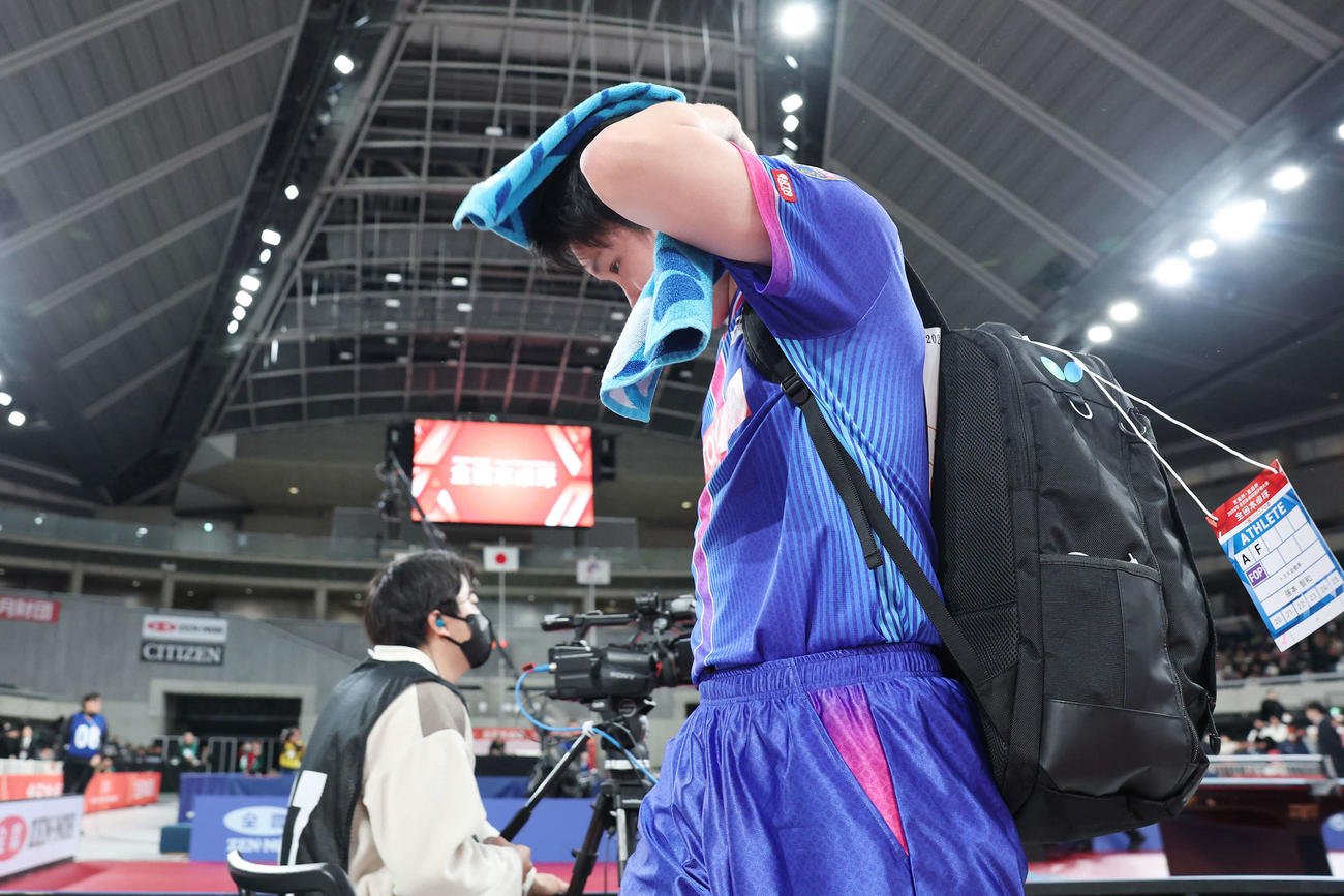 男子シングルス準決勝で敗れ会場を後にする張本（撮影・宮地輝）