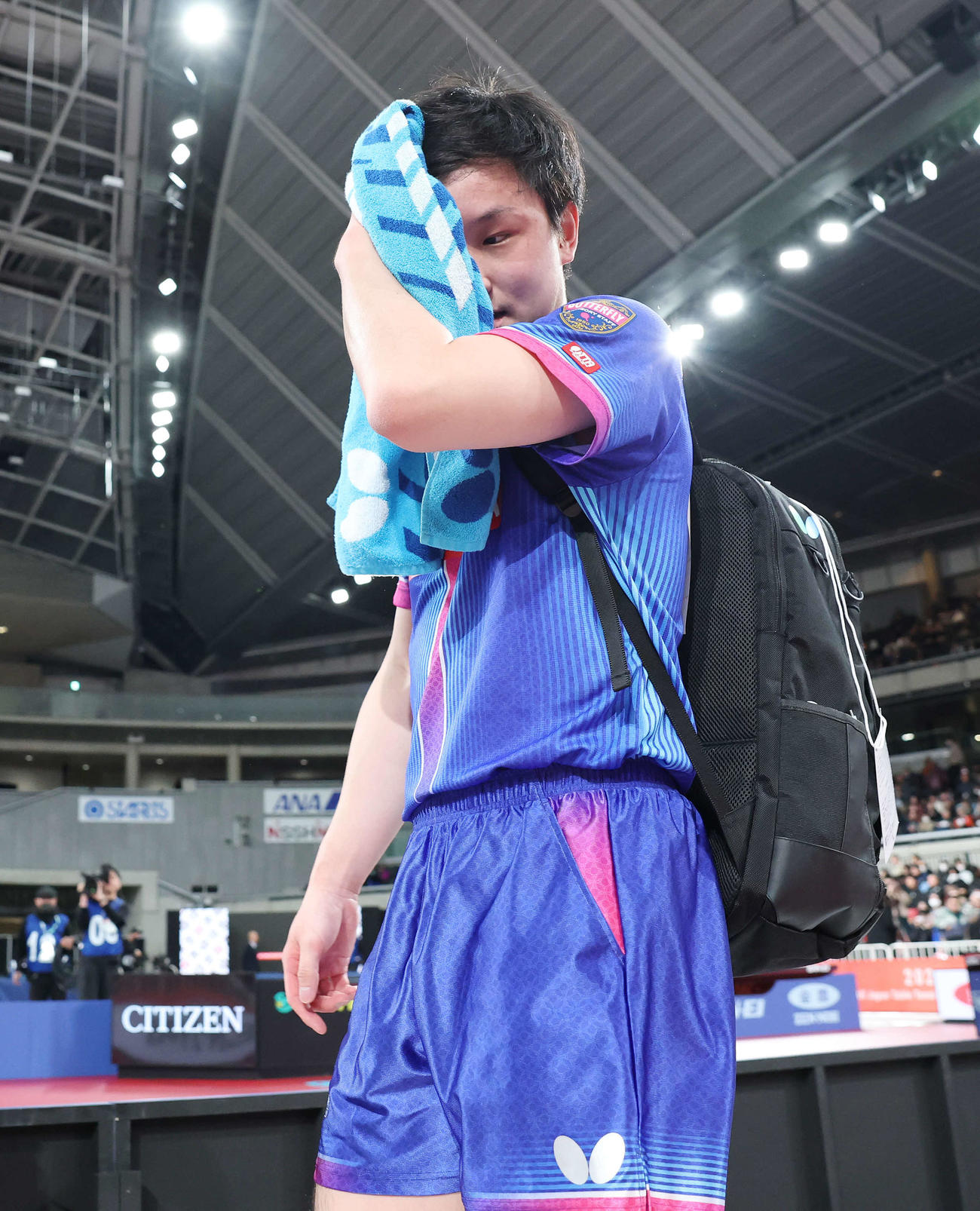 男子シングルス準決勝で敗れ会場を後にする張本（撮影・宮地輝）