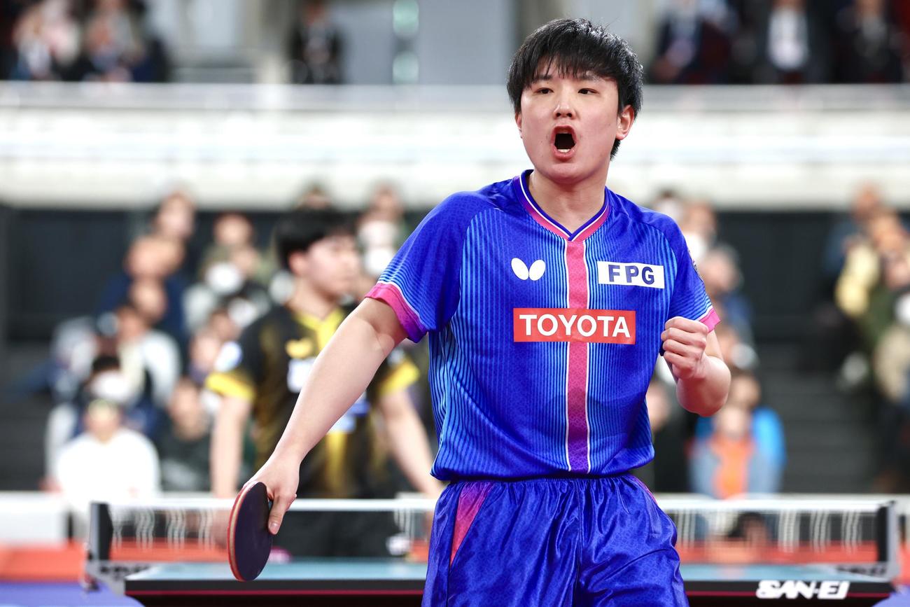 男子シングルス準決勝でポイントを奪い雄たけびを上げる張本（撮影・宮地輝）