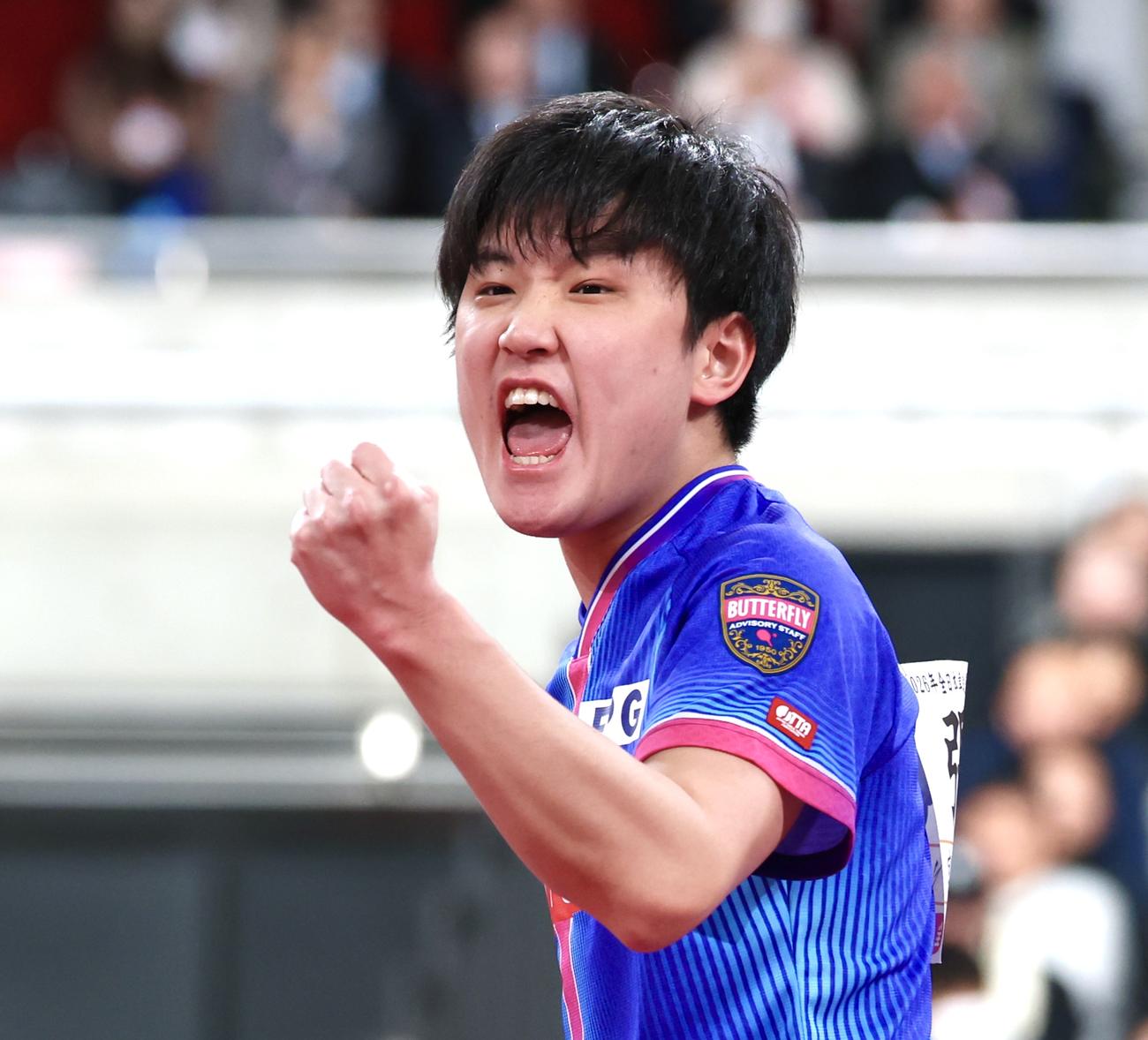 男子シングルス準決勝でセットを奪い雄たけびを上げる張本（撮影・宮地輝）
