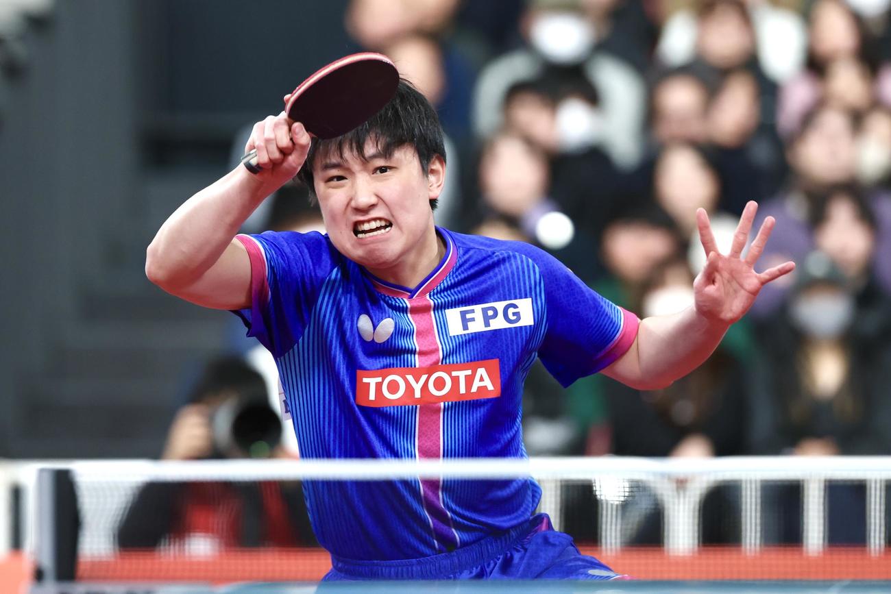 男子シングルス準決勝で打ち返す張本（撮影・宮地輝）