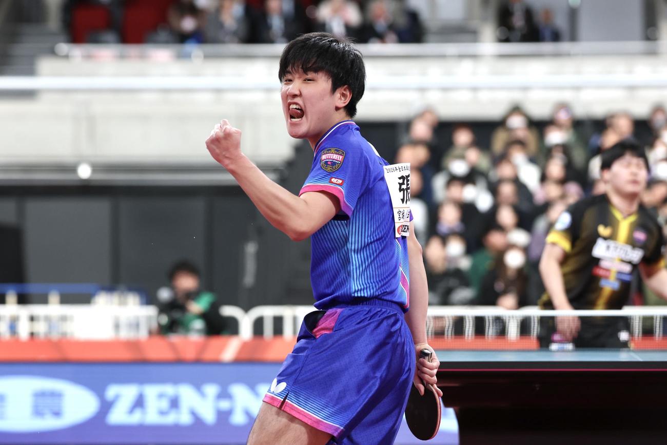 男子シングルス準決勝でセットを奪い雄たけびを上げる張本（撮影・宮地輝）