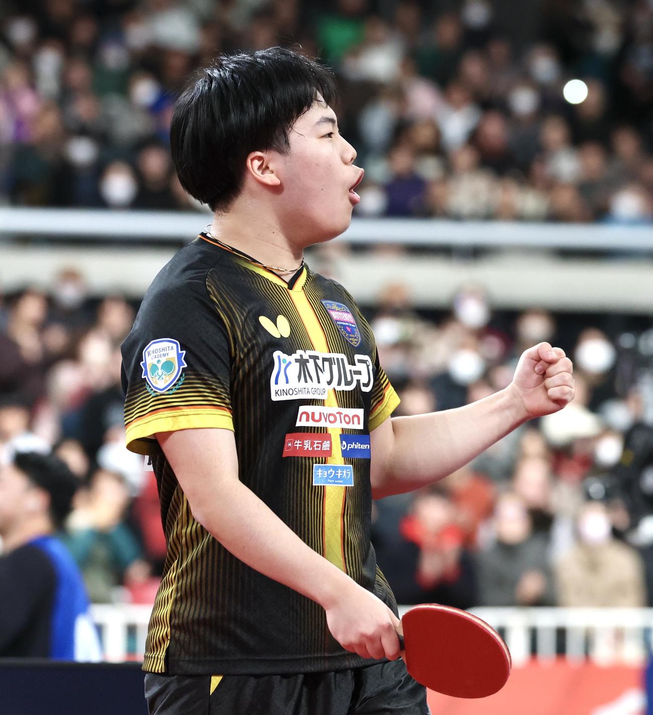 男子シングルス準決勝でセットを奪い雄たけびを上げる松島（撮影・宮地輝）