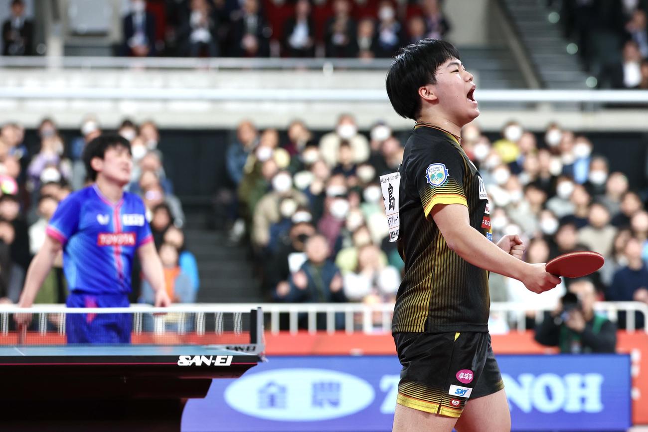 男子シングルス準決勝でセットを奪い雄たけびを上げる松島（撮影・宮地輝）