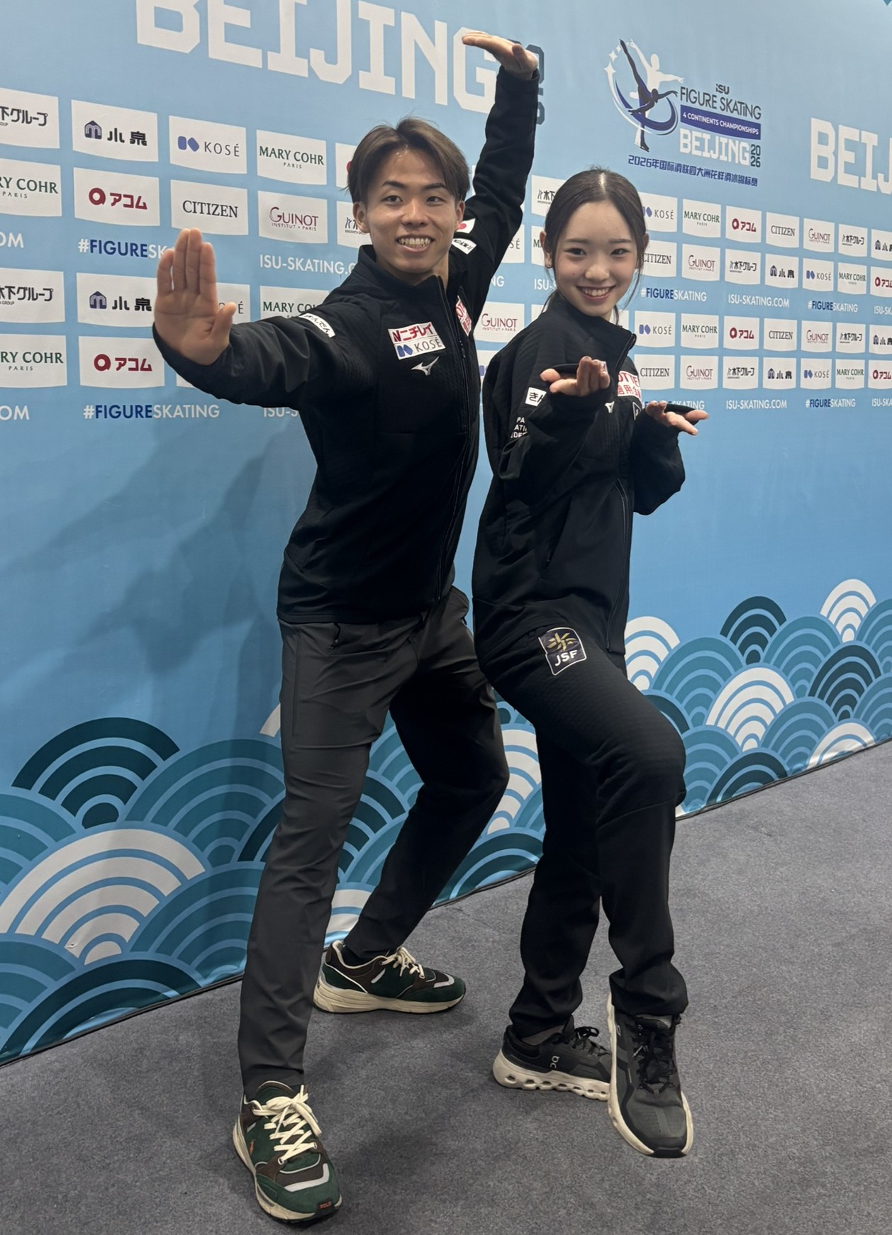 4大陸選手権の一夜明けでカンフーポーズを取る森口（左）と長岡（撮影・勝部晃多）