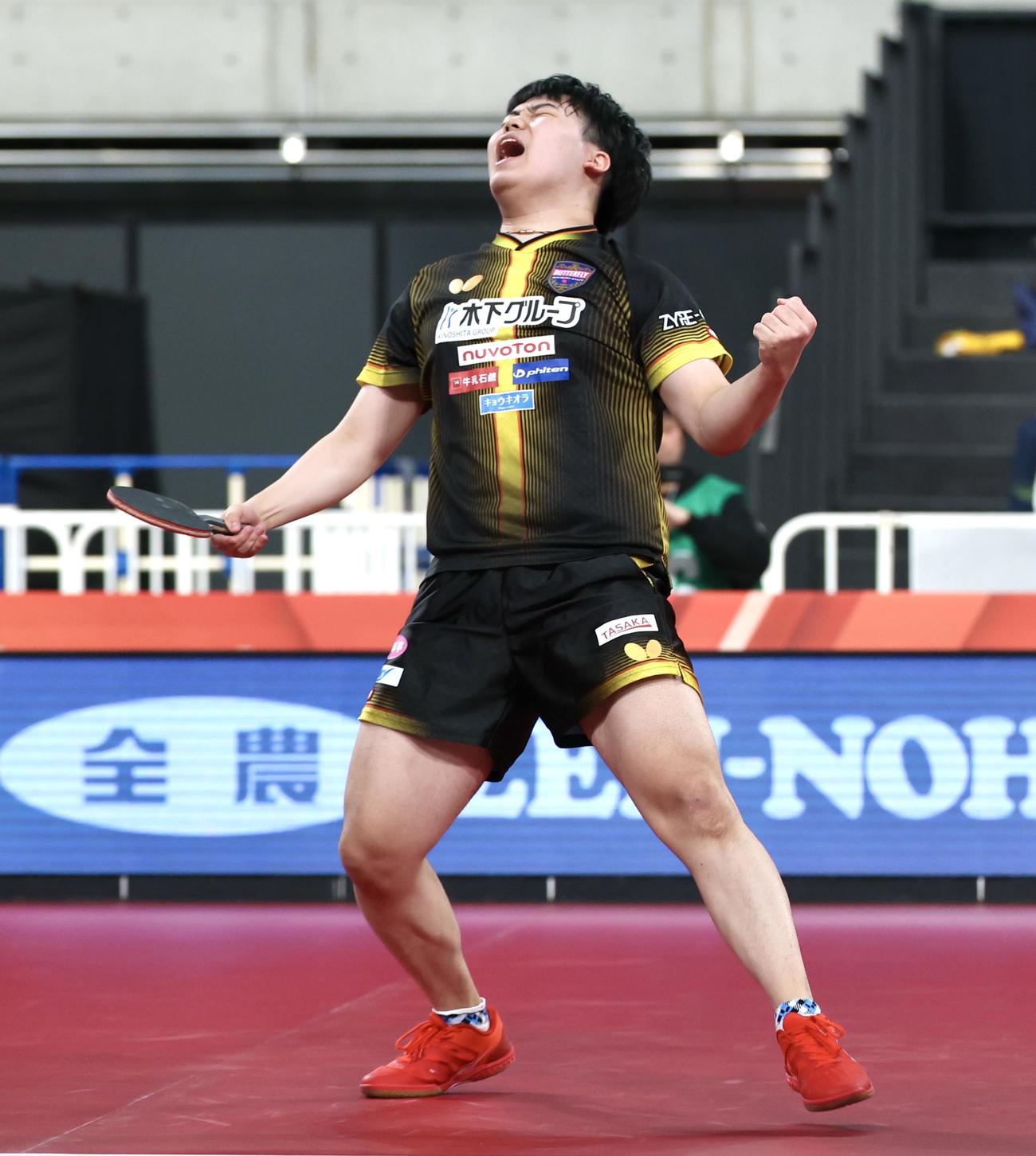 全日本選手権を連覇し雄たけびを上げる松島（撮影・宮地輝）