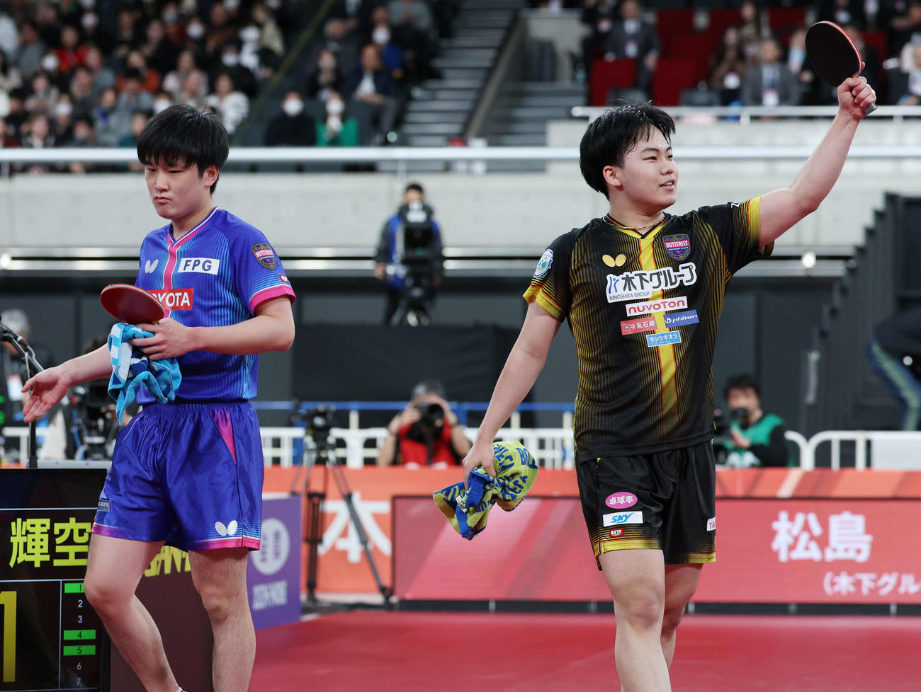 張本（左）を破り男子シングルス決勝進出を決めた松島（撮影・宮地輝）