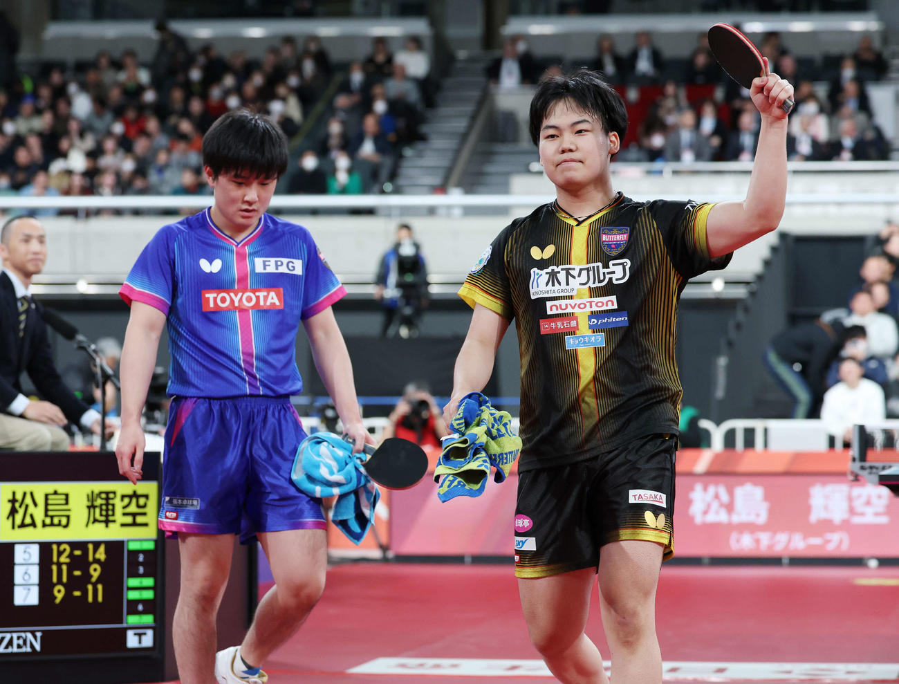 張本（左）を破り男子シングルス決勝進出を決めた松島（撮影・宮地輝）