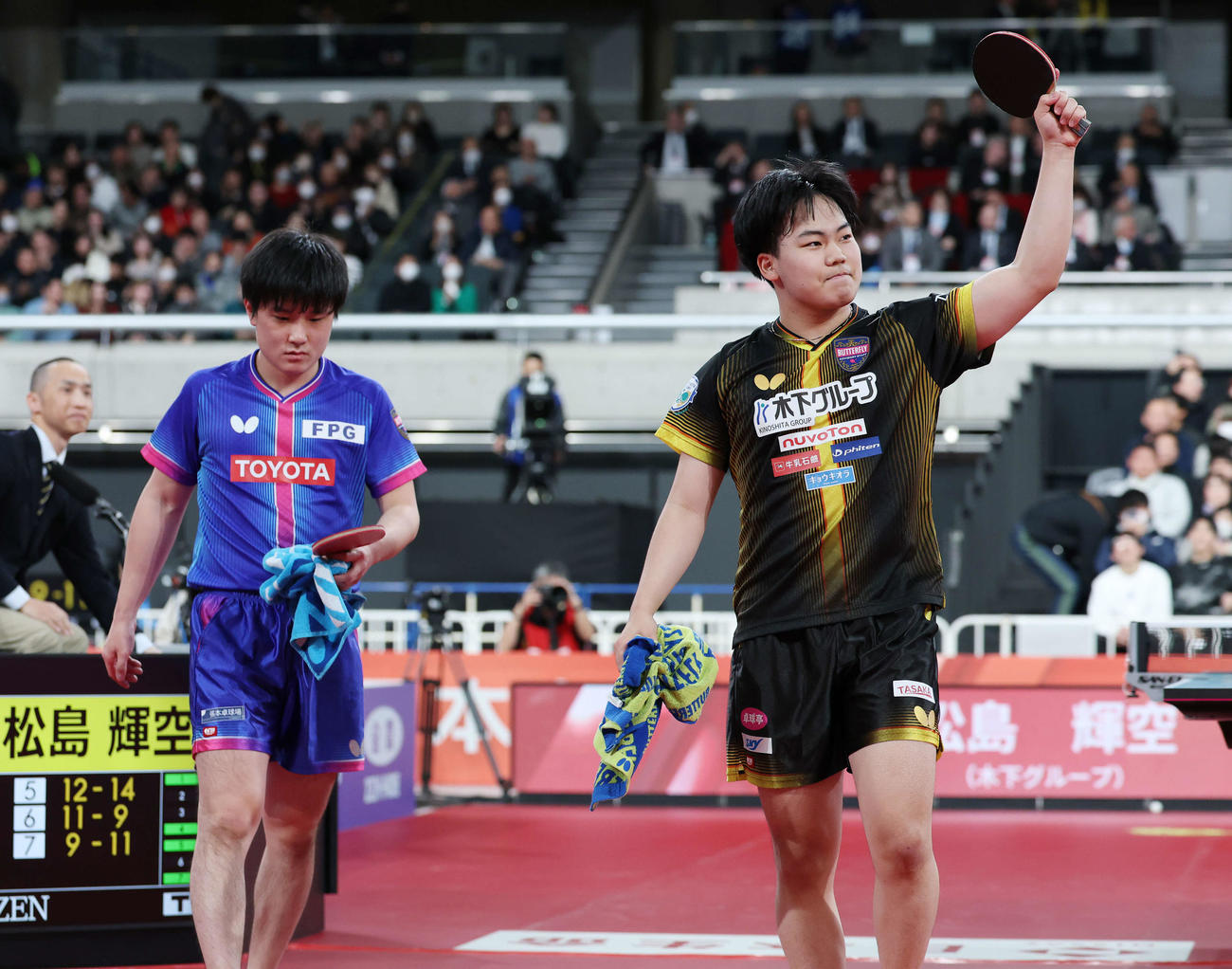 張本（左）を破り男子シングルス決勝進出を決めた松島（撮影・宮地輝）