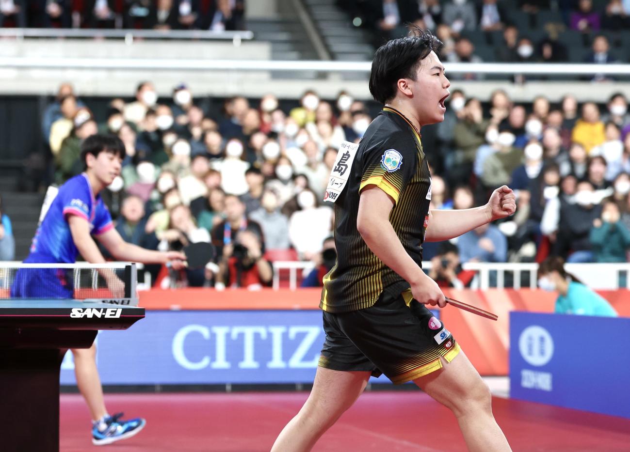 男子シングルス決勝でポイントを奪い雄たけびを上げる松島（撮影・宮地輝）