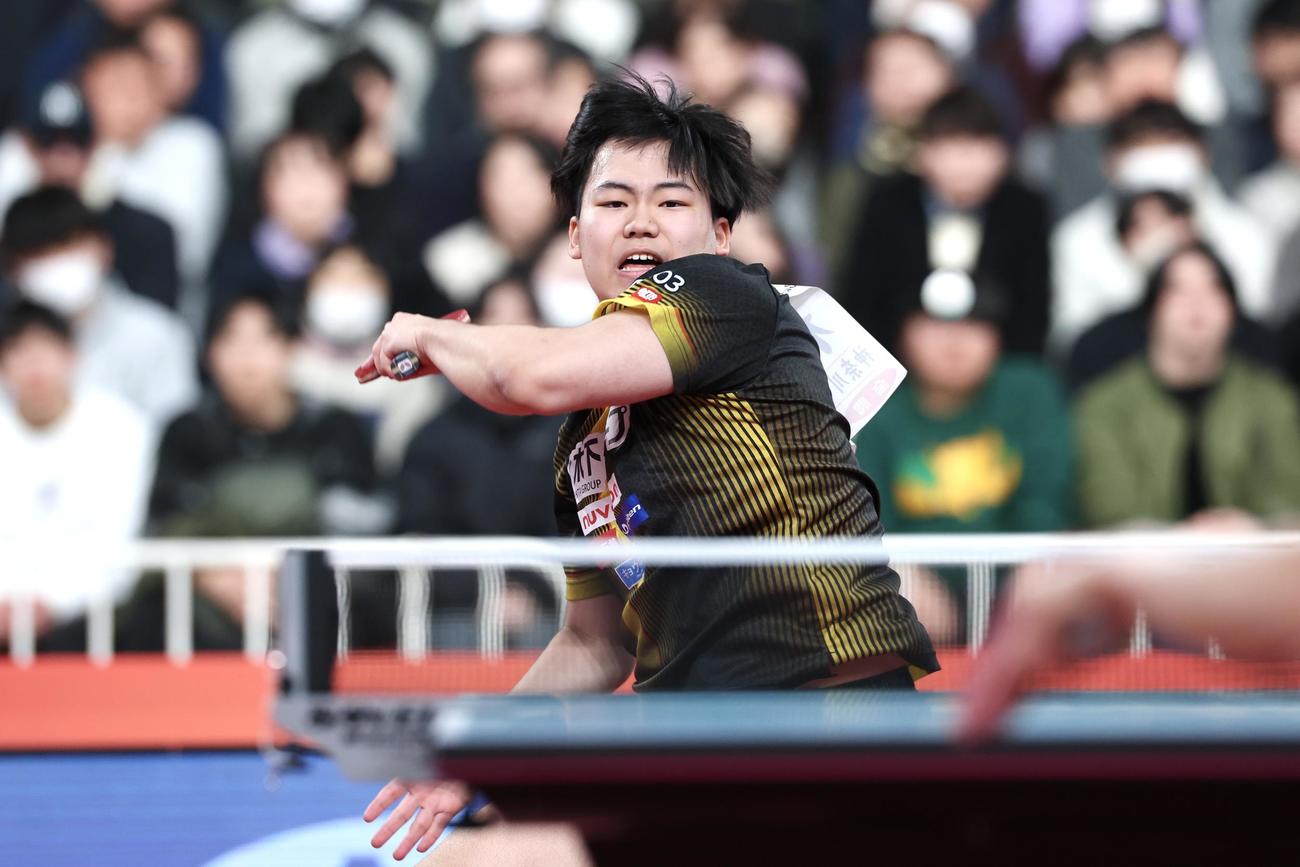 男子シングルス決勝で打ち返す松島（撮影・宮地輝）