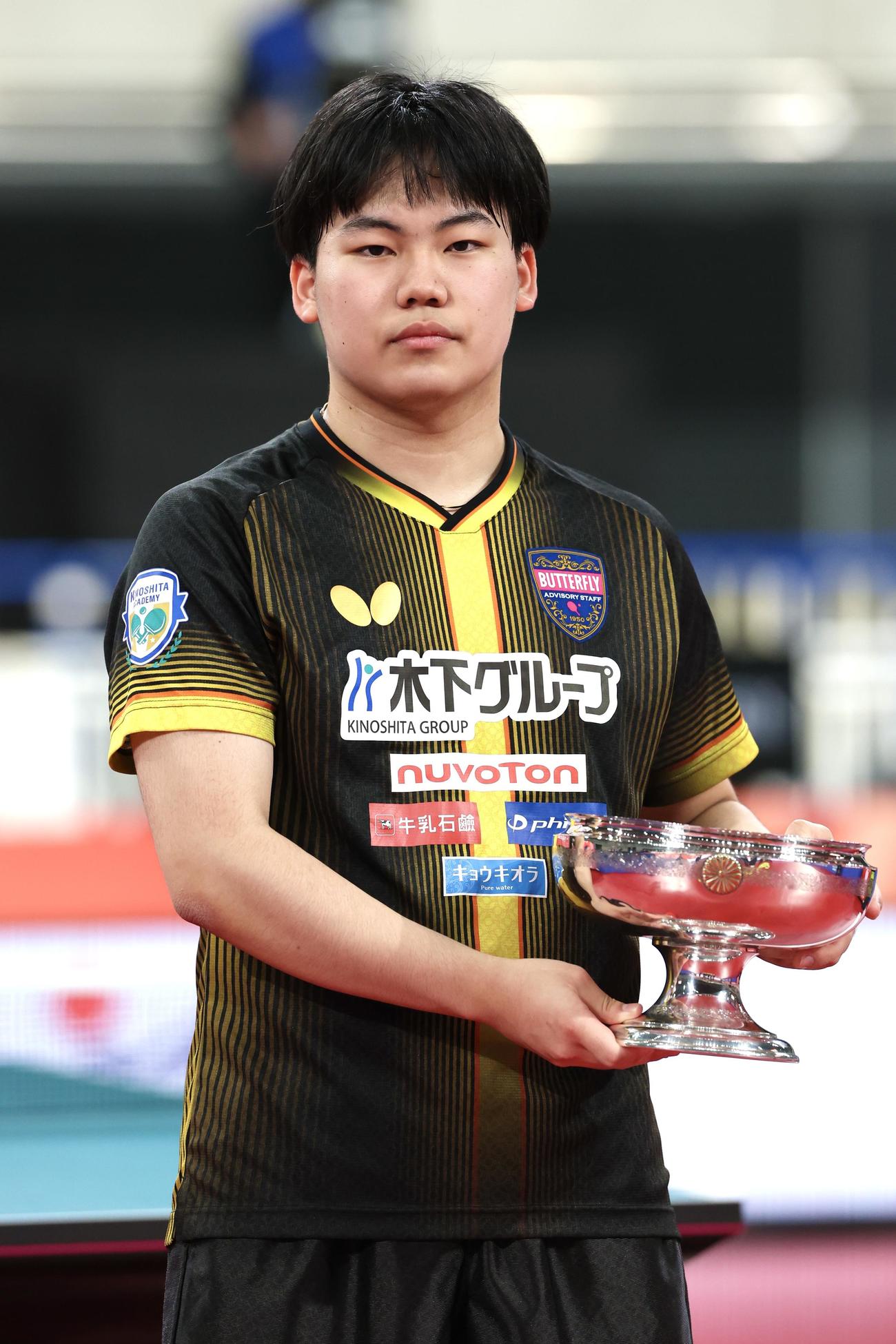 全日本選手権を連覇し天皇杯を手にする松島（撮影・宮地輝）