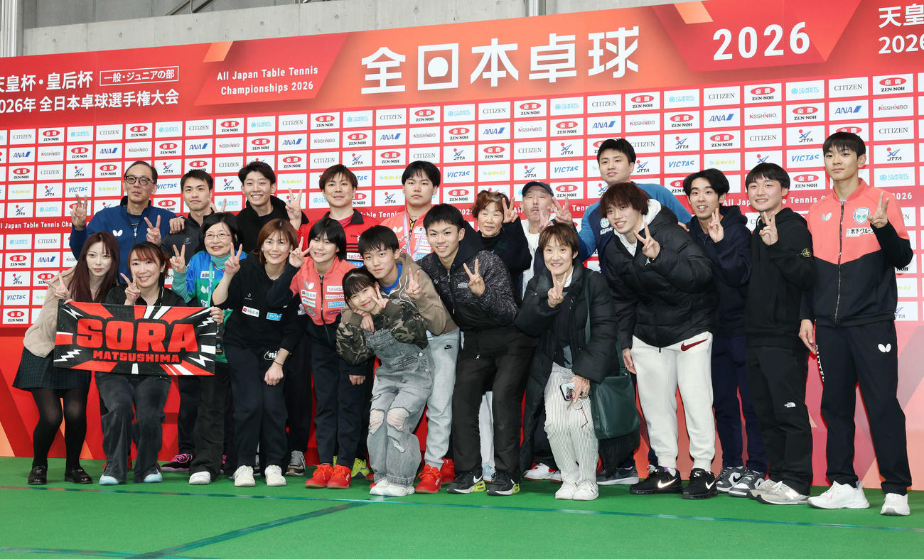 全日本選手権を連覇し関係者で記念撮影する松島輝空（後方中央）（撮影・宮地輝）