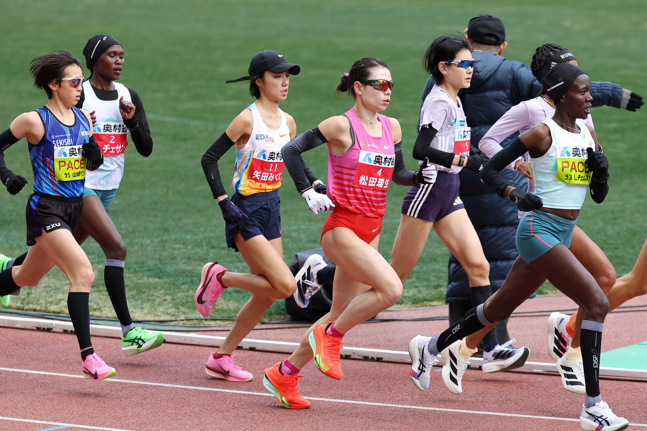大阪国際女子マラソン　一斉にスタートする松田瑞生（中央右）と矢田みくに（同左）ら選手たち（撮影・前田充）