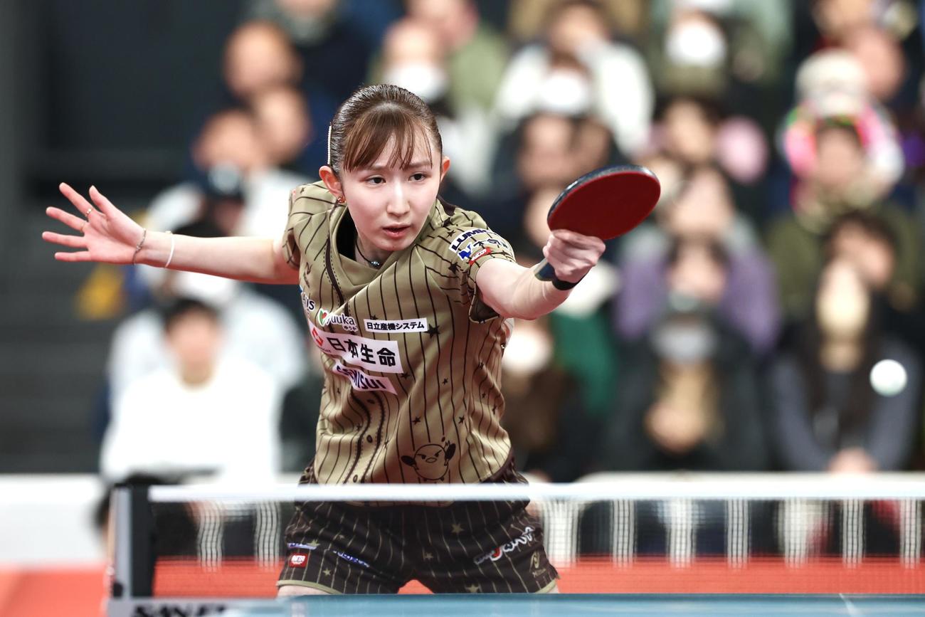 女子シングルス決勝で打ち返す早田（撮影・宮地輝）