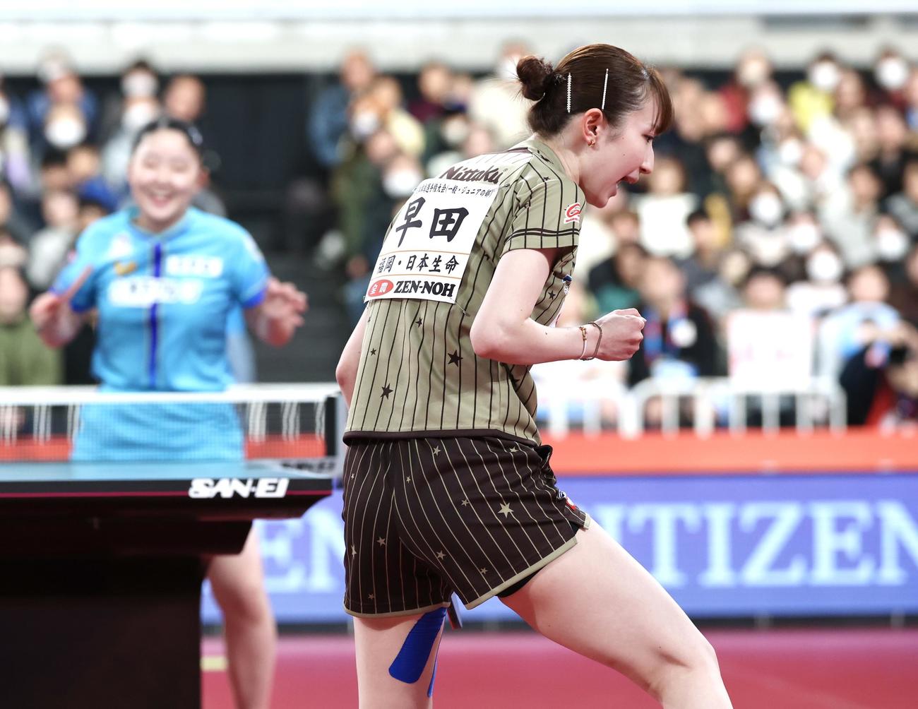女子シングルス決勝でポイントを奪いガッツポーズする早田（撮影・宮地輝）