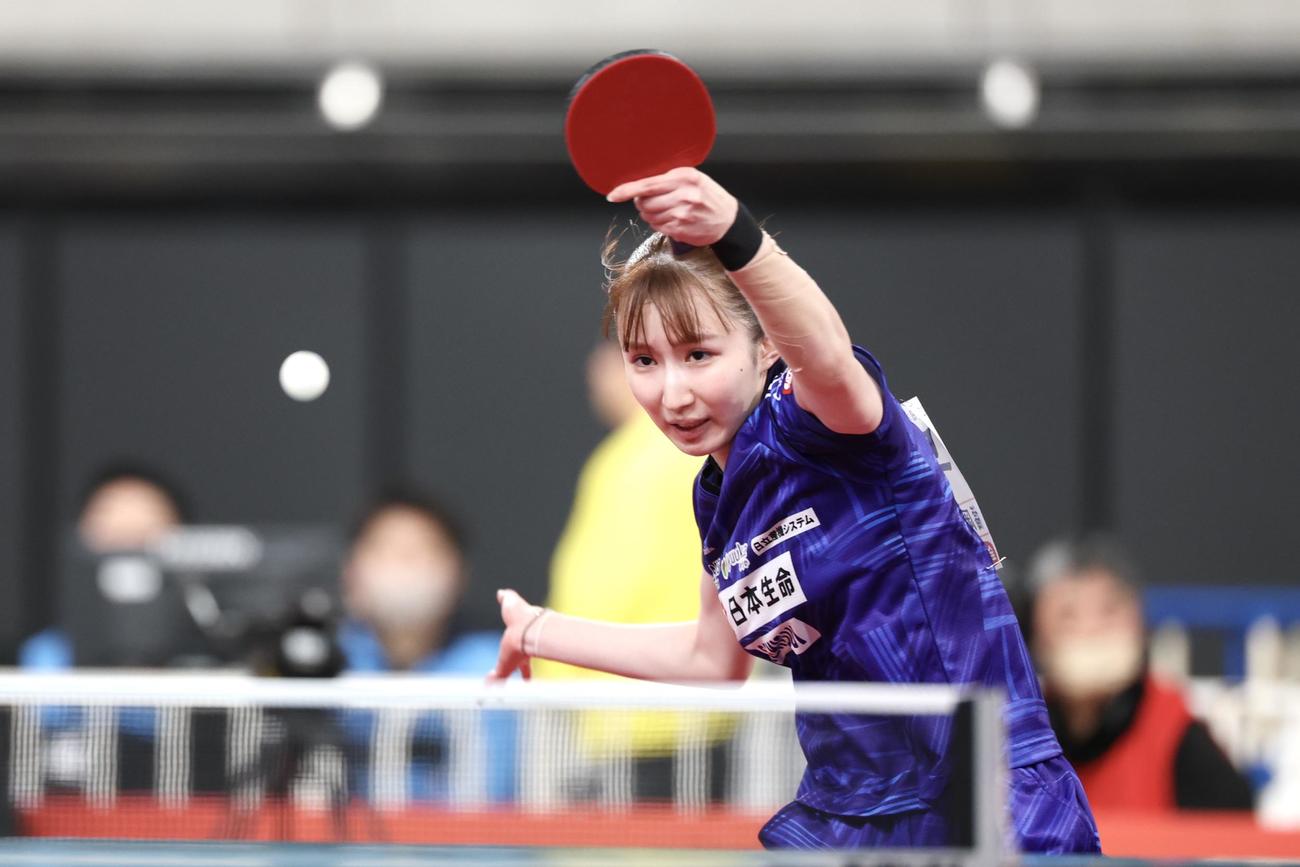 女子シングルス準決勝で打ち返す早田（撮影・宮地輝）