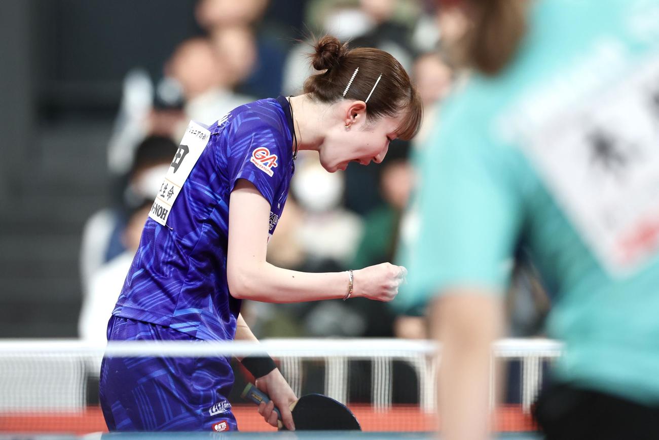 女子シングルス決勝進出を決め雄たけびを上げる早田（撮影・宮地輝）