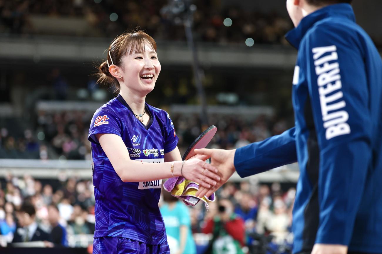 女子シングルス決勝進出を決め笑顔の早田（撮影・宮地輝）