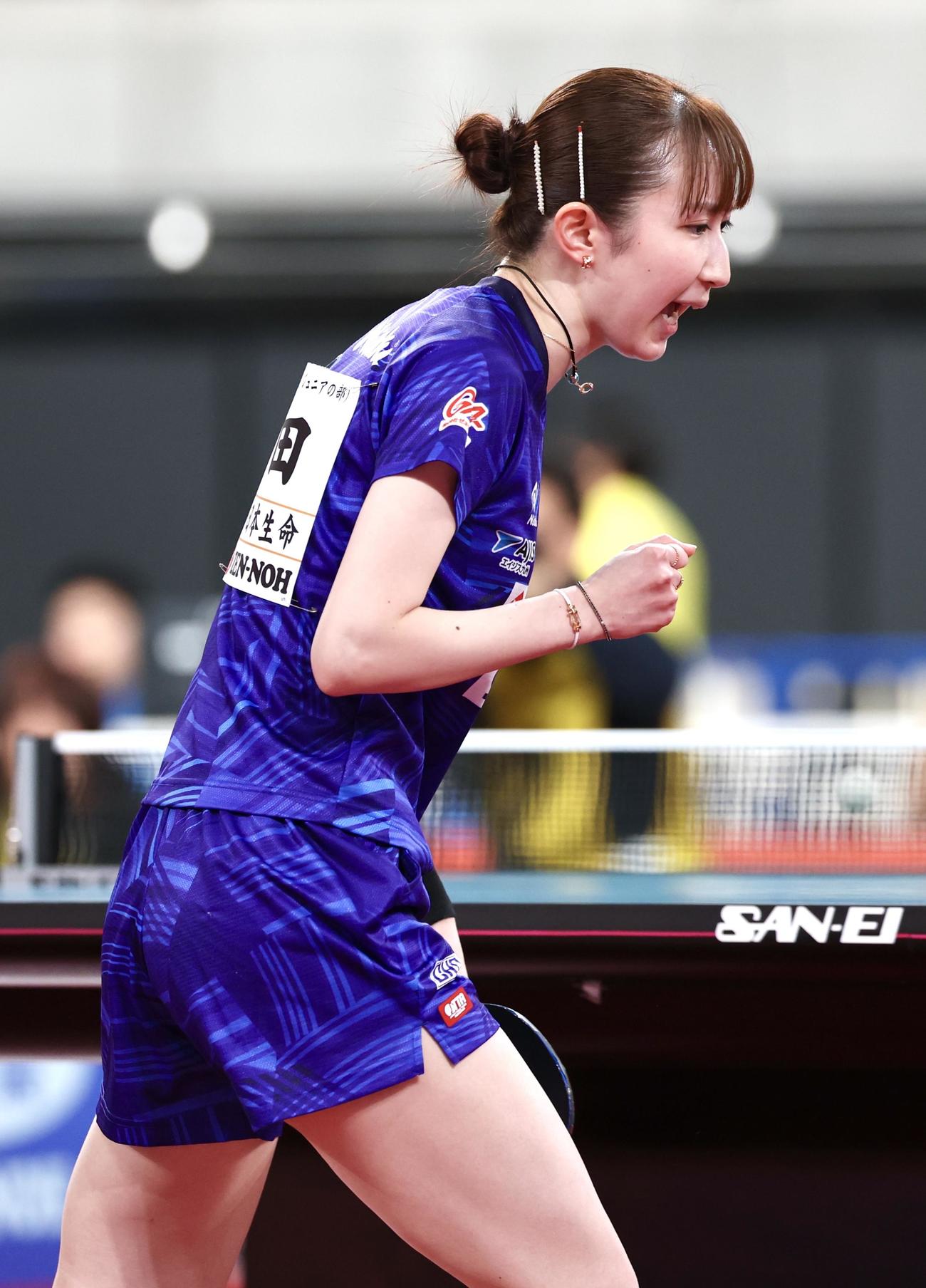 女子シングルス準決勝でポイントを奪いガッツポーズする早田（撮影・宮地輝）