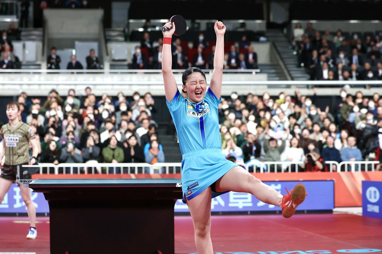 全日本選手権を初優勝し歓喜する張本（撮影・宮地輝）