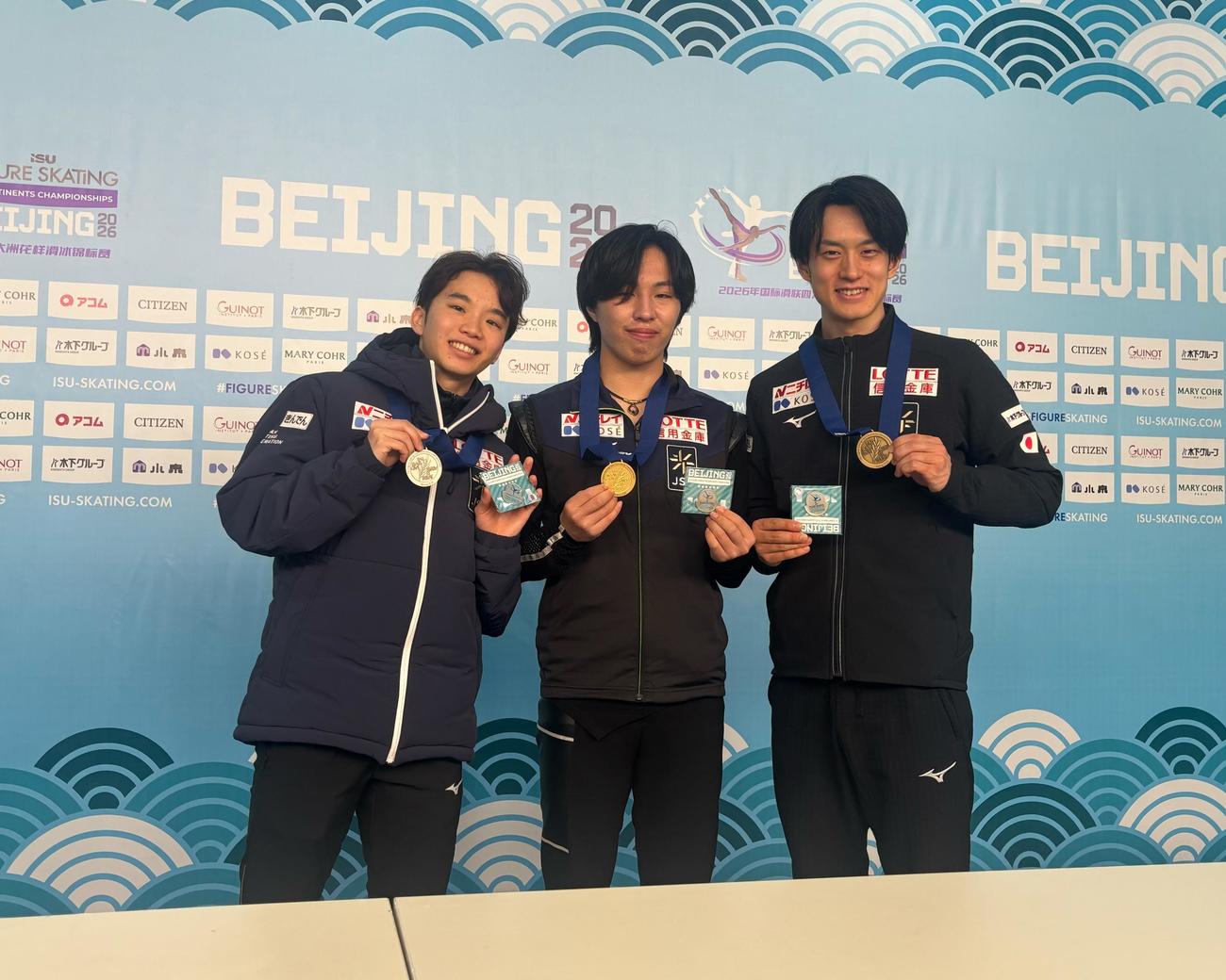 4大陸選手権SPのスモールメダルを掲げる（左から）友野、三浦、山本（撮影・勝部晃多）