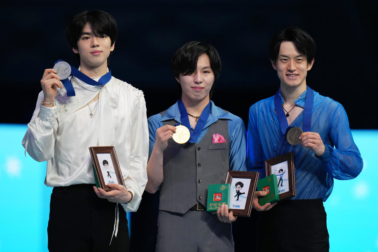 4大陸選手権で優勝した三浦佳生（中央）。右は3位の山本草太（AP）